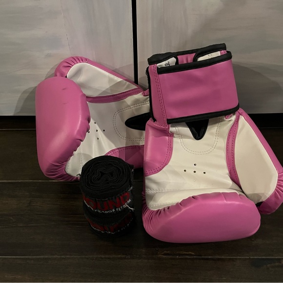 9 Rounds Boxing Mitts with hand wraps - Picture 4 of 4